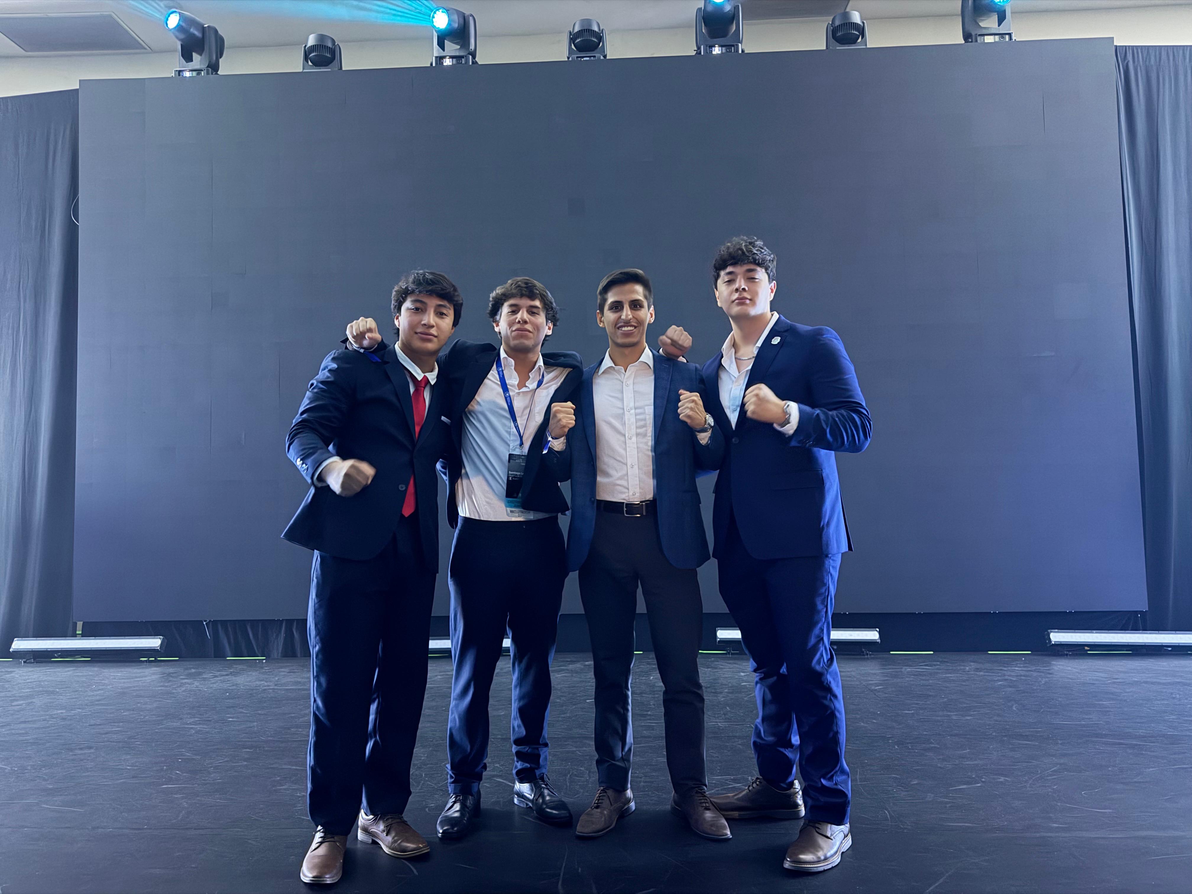 Cuatro miembros del equipo de TCI celebrando juntos en el escenario del evento